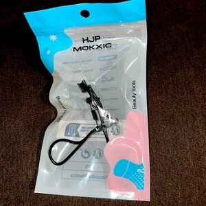 BRAND NEWW EYE LASH CURLER
